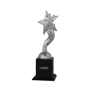 Elegante Estatua Metálica de Oficina con Forma de Dama para Decoración de Escritorio Profesional en Acabados Dorado, Plateado, Cobre y Bronce - Product Image 1