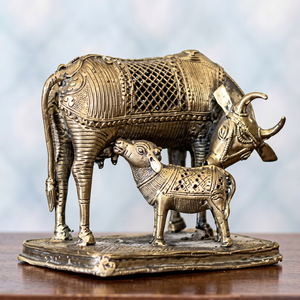 Statue artisanale en laiton de vache et de veau, figurine animale en métal, sculpture décorative pour la maison, l'autel et les événements - Product Image 1