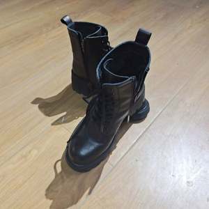 รองเท้าที่ใช้ในก้อน - Product Image 2