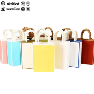 Sac en papier kraft <span class=keywords><strong>blanc</strong></span> pour cadeaux <span class=keywords><strong>de</strong></span> fête des enfants et des enseignants Conception d'emballage portable et élégante pour produits ménagers - Product Image 1