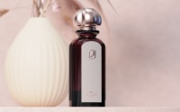 Flacon de parfum de luxe Diya 100 ml de haute qualité avec corps en verre, design rond givré, estampage à chaud, pulvérisateur à pompe personnalisable