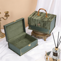 Boîte cadeau en velours noir sur mesure avec bord doré et insert divisé pour le rangement de produits de luxe