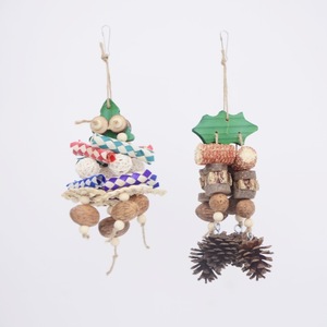 Juguete Colgante de Madera para Loros, Diseño de Árbol de Navidad, con Tiras de Nuez para Masticar, Decoración para Jaulas - Product Image 3