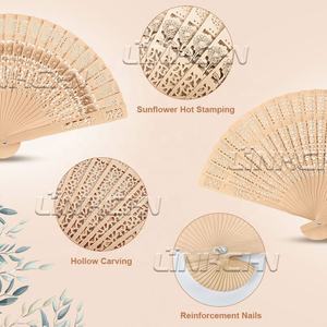 Abanico de mano de sándalo con logotipo grabado como regalo de recuerdo de boda - Product Image 6