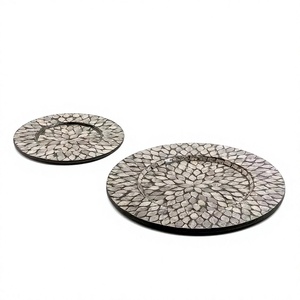 Ensemble de deux assiettes de présentation rondes en bois, design classique et élégant, nouvelles assiettes de présentation en bois - Product Image 1