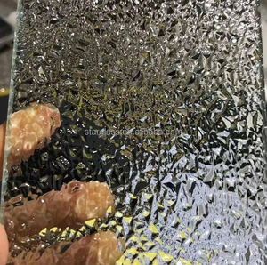 مبنى فني مزخرف بباب مطبخ من الزجاج مخدد بمنتجات فنية أخرى - Product Image 1