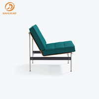 Fauteuil lounge capitonné en cuir vert sarcelle de style Mid-Century Modern avec structure en métal chromé élégant, fauteuil d'appoint minimaliste pour une vie de luxe