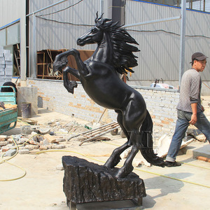 Açık dekoratif sanat yaşam boyutu Polyresin heykel fiberglas çalışan at heykeli