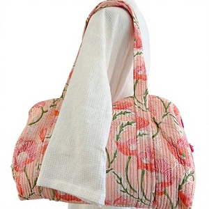 Sac de voyage en coton matelassé à fleurs roses avec poignées souples, forme ronde spacieuse, idéal pour le week-end, la gym, le quotidien, style estival - Product Image 1