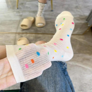 ถุงเท้าข้อกลางสำหรับผู้หญิง ลายจุดสีสันสดใส ระบายอากาศได้ดี เหมาะสำหรับใส่ในฤดูร้อน - Product Image 2