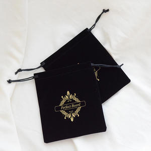 Pochette en velours floqué noir recyclable et portable avec logo imprimé or, sac à cordon personnalisé pour bijoux - Product Image 2