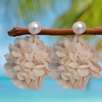 Boucles d'oreilles créoles tendance et uniques pour femme, plaquées or, avec grande fleur en mousseline et perles d'imitation, style exagéré, pour soirée