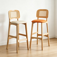 Tabouret de bar moderne et minimaliste en bois massif avec dossier en rotin courbé, écologique et durable, idéal pour la maison, les bars, les mariages, les clubs et les hôtels