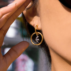 Boucles d'oreilles de créateur en acier inoxydable plaqué or 18 carats, de luxe, imperméables, hypoallergéniques, bicolores, en forme de colombe, vente en gros - Product Image 1