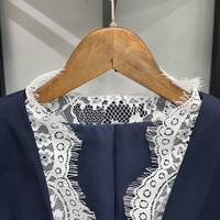 Ensemble tailleur deux pièces OUDINA tendance pour femme : blazer élégant en laine mélangée à col en V et garniture en dentelle, et mini-jupe