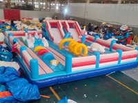 Château gonflable combiné toboggan et château rebondissant sur le thème de la région polaire arctique pour le carnaval de Noël