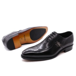 Chaussures habillées homme faites à la main 2026 pour l'été/hiver et l'automne, idéales pour mariage et affaires, avec empeigne en similicuir de vachette haut de gamme et motifs gravés - Product Image 5
