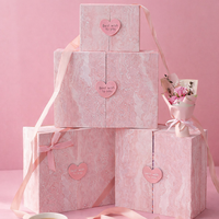 Boîte cadeau rigide carrée en marbre rose mat écologique avec ruban en satin rose et étiquette en bois en forme de cœur pour les meilleurs vœux, bijoux