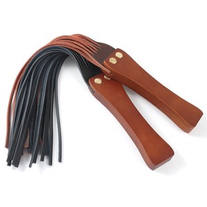 Fouet à main en simili cuir noir avec manches et claquettes en bois massif, pour usage romantique - Product Image 1