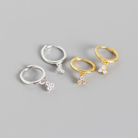 Zierliche 14K Vergoldete S925 Silber Blumen-Zirkon-Creolen 925 Sterling Silber Florale Huggie-Ohrringe