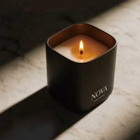 Bougie parfumée pour la maison personnalisable NOVA, un cadeau idéal, fabriquée à partir de cire de soja et de noix de coco entièrement naturelle, avec boîte