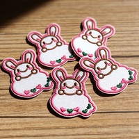 Badge brodé lapin adorable en gros, patch brodé lapin cœur rose pour vêtements d'enfants, chapeaux et accessoires vestimentaires