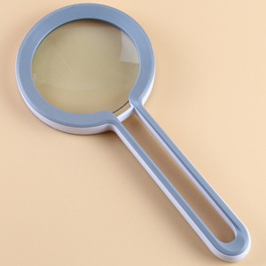 Lupa elegante con diseño hueco, aumento manual de 2.5x/10x, especialmente diseñada para personas mayores, para lectura y observación de sellos. - Product Image 3