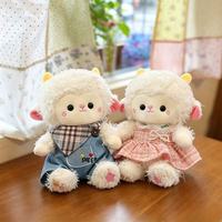 Peluche Mouton Couple Adorable en Salopette en Jean, Agneau Kawaii en Peluche Douce et Moelleuse avec Robe à Carreaux, Cadeau de Saint-Valentin