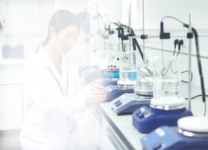 IKEME Lab Réchauffeur de précision et plaque chauffante Agitateur magnétique numérique thermostatique Plaque chauffante Mélangeur de laboratoire Agitateur magnétique Plaque chauffante - Product Image 6