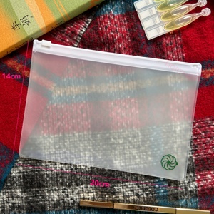 Petit sac à maquillage pas cher personnalisé et unique en EVA PVC TPU givré transparent avec glissière pour cheveux plats avec attache-cheveux pour filles - Product Image 4