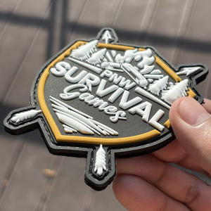 Étiquette en caoutchouc silicone souple personnalisée certifiée par l'usine, style aventure en plein air, patch PVC 3D gaufré avec fermeture auto-agrippante - Product Image 3