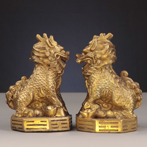Coppia di Ornamenti Qilin in Ottone, Qilin che Calpesta il Bagua, Drago Cavallo della Ricchezza, Artigianato - Product Image 3