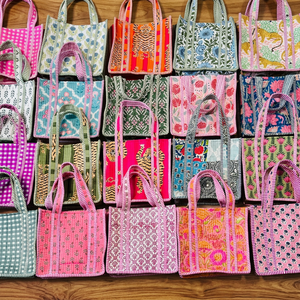 Sac fourre-tout matelassé en coton à imprimé floral, double poignée, bordure à volants, fait main, pour le shopping, les voyages, la plage, le marché, le quotidien, ou comme cadeau - Product Image 3