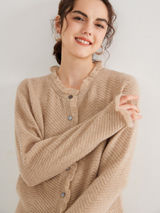 Cardigan <span class=keywords><strong>in</strong></span> Cashmere pettinato personalizzato da donna <span class=keywords><strong>con</strong></span> rifinitura <span class=keywords><strong>in</strong></span> <span class=keywords><strong>pizzo</strong></span> <span class=keywords><strong>maglia</strong></span> <span class=keywords><strong>in</strong></span> filato lucido maglione <span class=keywords><strong>in</strong></span> Cashmere aperto di colore solido - Product Image 3