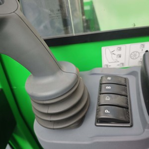Carrello Elevatore Multidirezionale per Corridoi Stretti con Batteria agli Ioni di Litio e Alimentazione AC - Product Image 6
