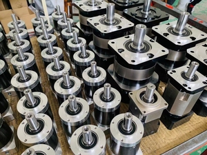 محرك سيرفو غير متزامن أحادي الطور عالي الأداء بقوة 400 واط و48 فولت طراز PF60L1-5 مع علبة تروس كوكبية عالية الدقة بنسبة تخفيض 5:1 - Product Image 6