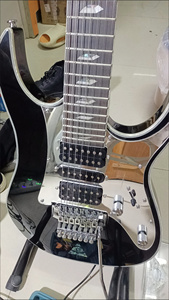 <span class=keywords><strong>Guitare</strong></span> électrique <span class=keywords><strong>IbaneZ</strong></span> 7 cordes noire élégante haut de gamme, modèle de performance professionnelle premium avec un aspect élégant - Product Image 4