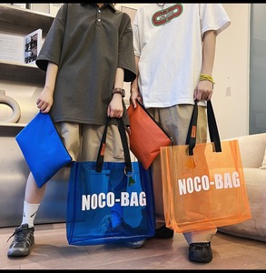 Bolsas de compras de PVC esmerilado de alta calidad Aspecto elegante Adecuado para tiendas de moda Tiendas de regalos y ocasiones formales - Product Image 6