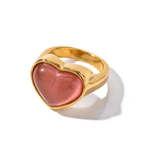 新款时尚天然月亮石粉色心形戒指防水饰品18k镀金不锈钢蛋白石心形厚重戒指