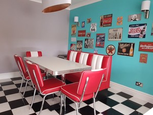 ชุดโซฟาบูธร้านอาหารสไตล์เรโทรสีแดงขาว พร้อมโต๊ะโครเมียม สำหรับร้านอาหารฟาสต์ฟู้ดและคาเฟ่ สไตล์ยุค 50s หุ้มด้วยไวนิล - Product Image 5