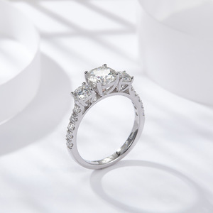 Anillos de Tres Piedras de Moissanita Redonda de 1.8CT VVS1 GRA al por Mayor, Plata de Ley 925 Chapada en Oro Blanco de 18K, Joyería Fina para Mujer - Product Image 2