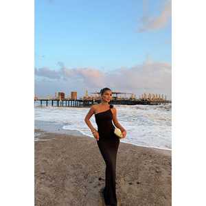 Traje de baño con detalles de rosas negras y estilo de vestido con lazo - Product Image 2