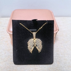 <span class=keywords><strong>Collana</strong></span> Trendy Ipoallergenica Placcata Oro <span class=keywords><strong>con</strong></span> <span class=keywords><strong>Grande</strong></span> Ciondolo a <span class=keywords><strong>Cuore</strong></span> Aperto in Zirconia Cubica e Ali in Acciaio Inossidabile per Donne - Product Image 6