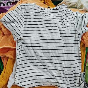 Ropa usada <span class=keywords><strong>vintage</strong></span> mezcla usada vestido surtido <span class=keywords><strong>tienda</strong></span> usada stock tops producto mujer camiseta ropa usada ropa de <span class=keywords><strong>segunda</strong></span> <span class=keywords><strong>mano</strong></span> - Product Image 2