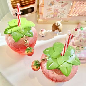 Bouteille d'Eau en Forme <span class=keywords><strong>de</strong></span> <span class=keywords><strong>Fraise</strong></span> Kawaii Populaire 500ml pour Fête, Lait, Thé, Jus <span class=keywords><strong>de</strong></span> Fruits, Boisson Froide d'Été - Product Image 4