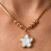 Collier pour femme RINNTIN STMN25 en acier inoxydable plaqué or 18 carats avec chaîne à billes et pendentif fleur en coquille blanche