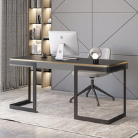 Bureau d'ordinateur moderne de luxe en pierre frittée noire, style italien durable et minimaliste, avec pieds en métal pour bureau à domicile et étude
