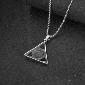 Collier Pendentif Triangle Garde-Bouillon en Acier Inoxydable Titane Style Européen et Américain pour Hommes SP970, Breloque Géométrique - Product Image 2
