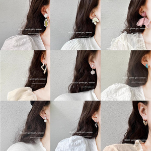 Boucles d'oreilles clous OEM en alliage d'argent S925, motif cœur-fleur, avec pompon et perle haut de gamme, design de niche élégant et polyvalent pour femme - Product Image 3
