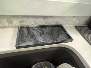 Plateau en résine design avec un style d'art contemporain fait à la main, offrant un rangement élégant et une solution de service pour un usage quotidien à la maison - Product Image 4